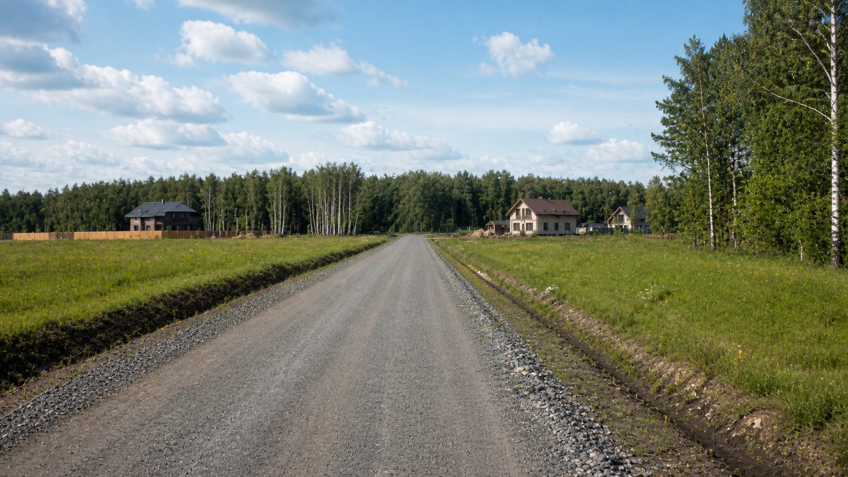 Широкая дорога в загородном посёлке